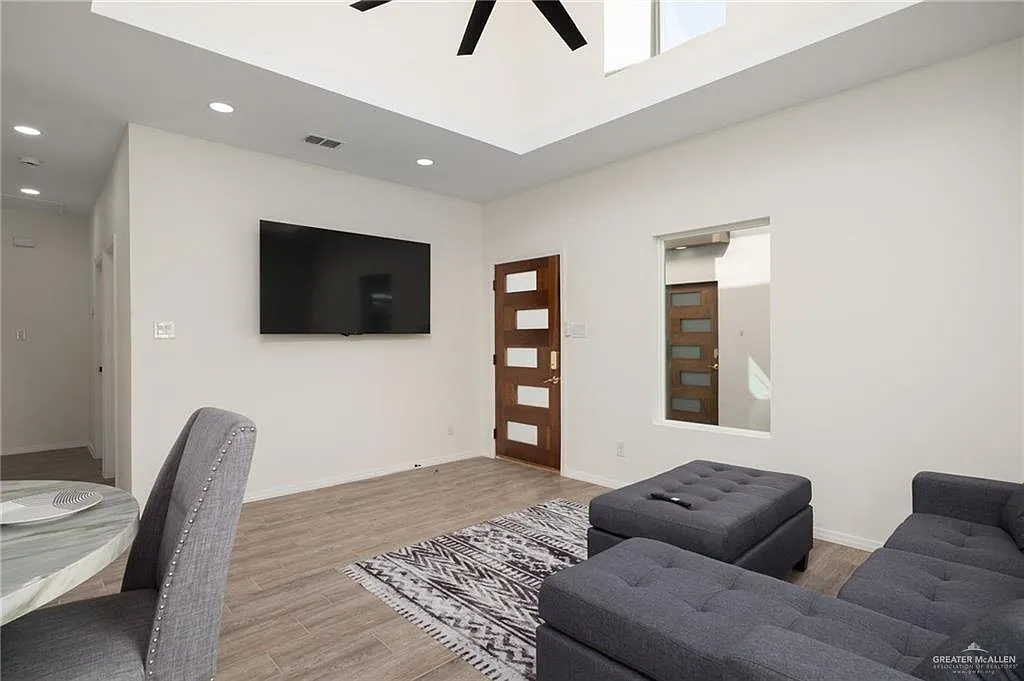 2 bed, 946 sqft, $1,250 — Photo 1
