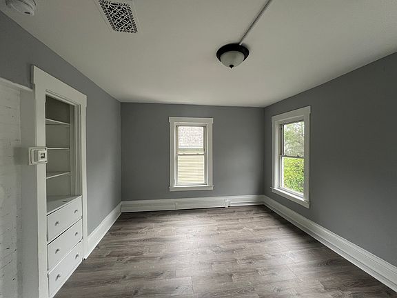 4th image of 31 Bond St Floor 2