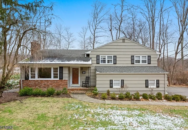 38 Molly Stark Dr — Photo 1