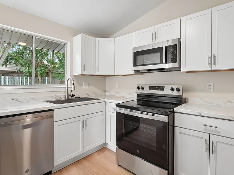 5038 Betsy Dr — Photo 6