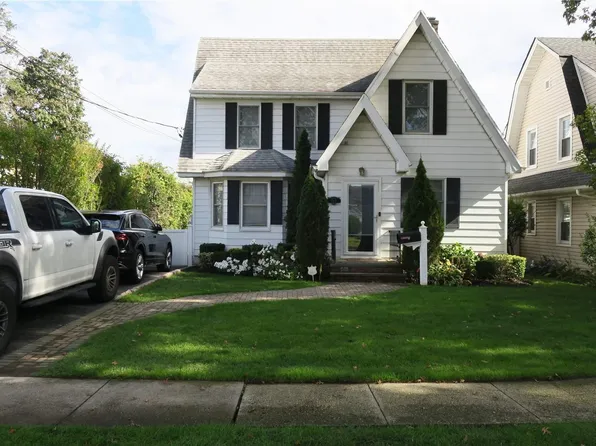 260 Wellington Road, Mineola, NY 11501