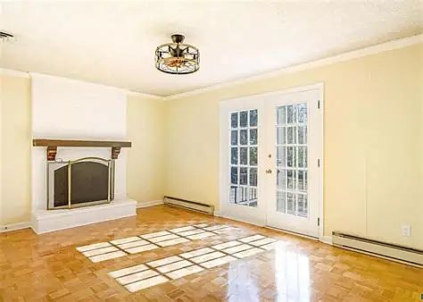 3rd image of 213 Surrey Rd