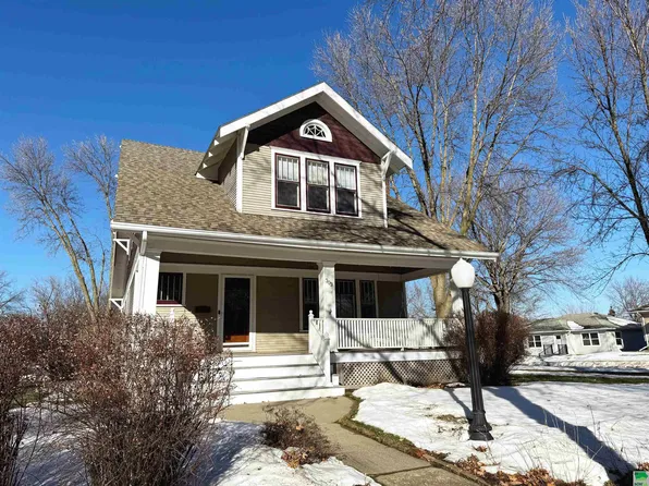 303 3rd St NW, Orange City, IA 51041