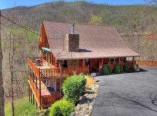 1011 Pine Top Ln, Gatlinburg, TN 37738