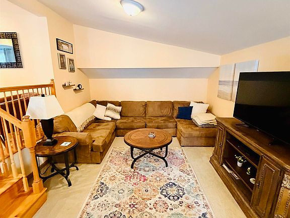 3rd image of 219 W Fairbanks St