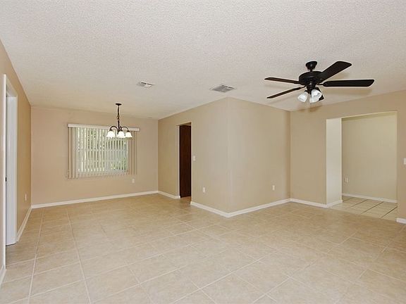 5th image of 121 Essex Dr