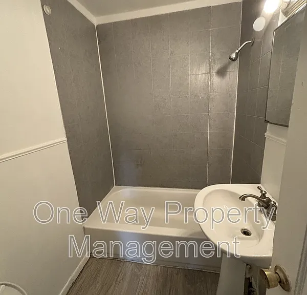 1738 N Poplar Ave — Photo 4