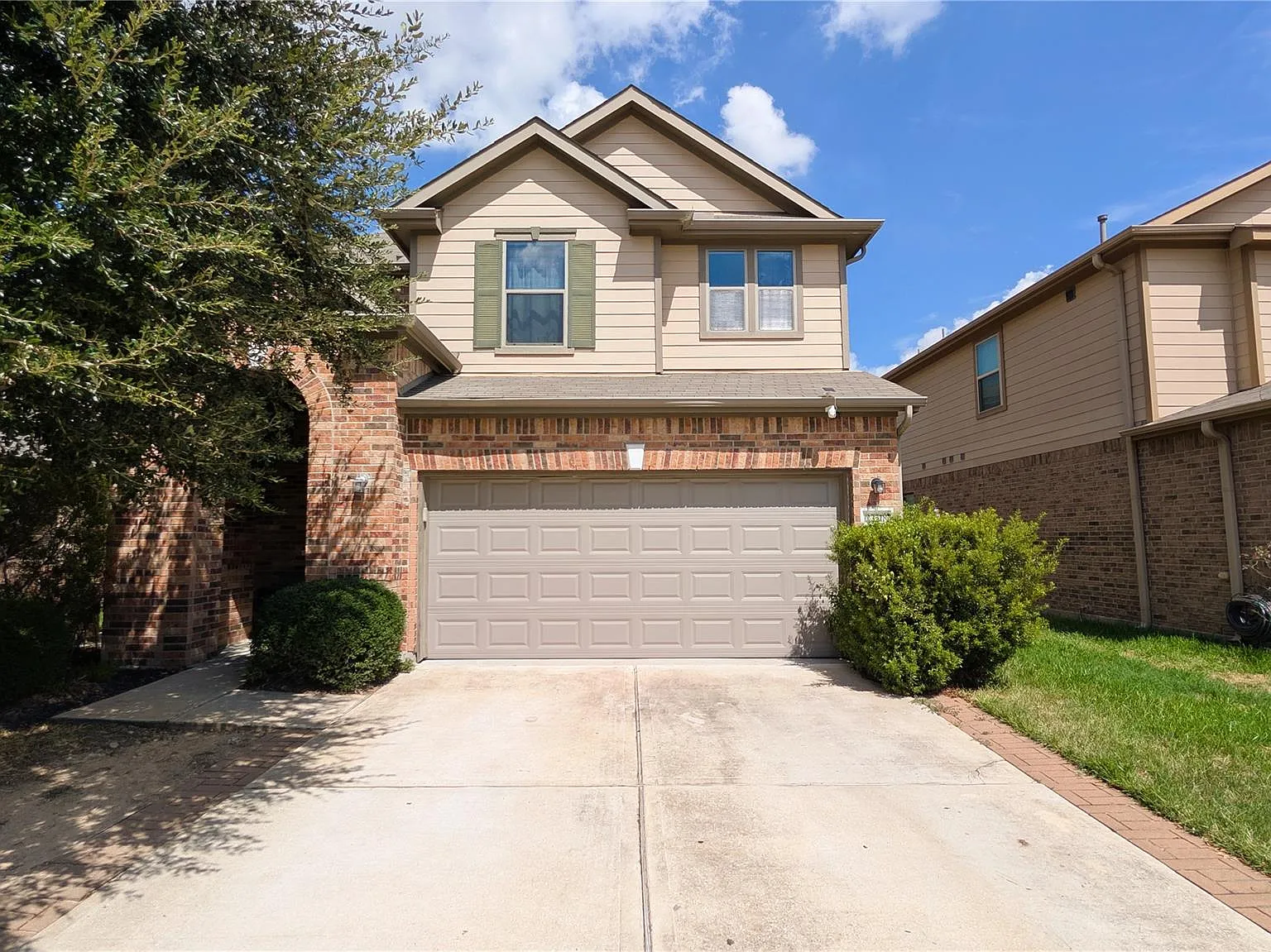3 bed, 2.5 bath, 2476 sqft, $3,030 — Photo 2