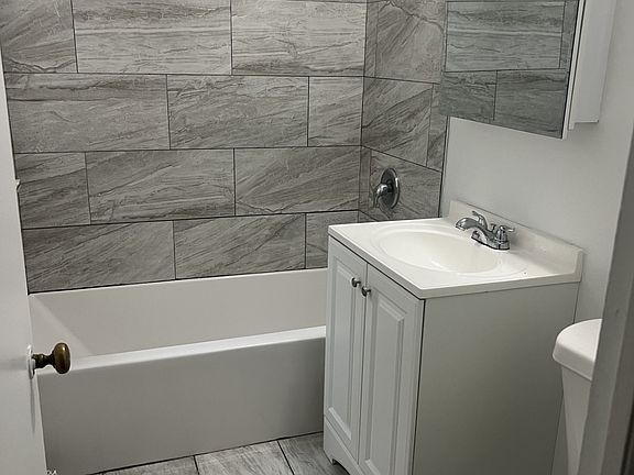 4th image of 19836 Van Aken Blvd #1B