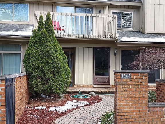 3rd image of 1649 S Hill Blvd #1555