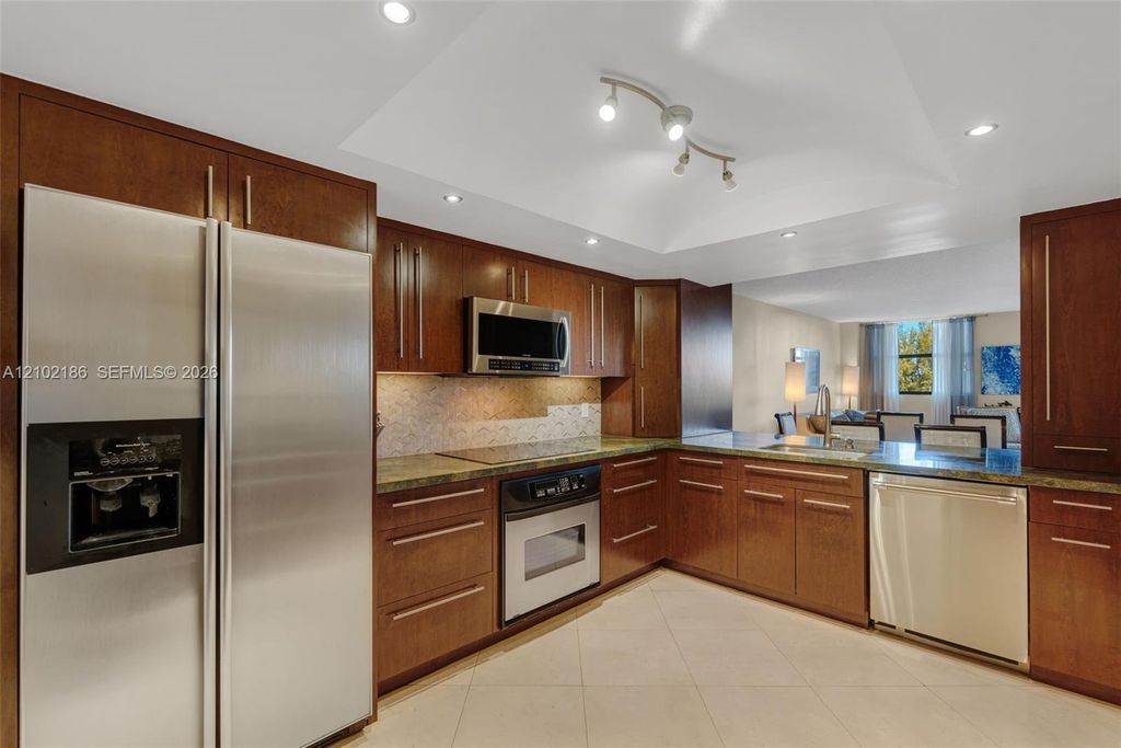 2900 NE 14th Street Cswy APT 402, photo 2