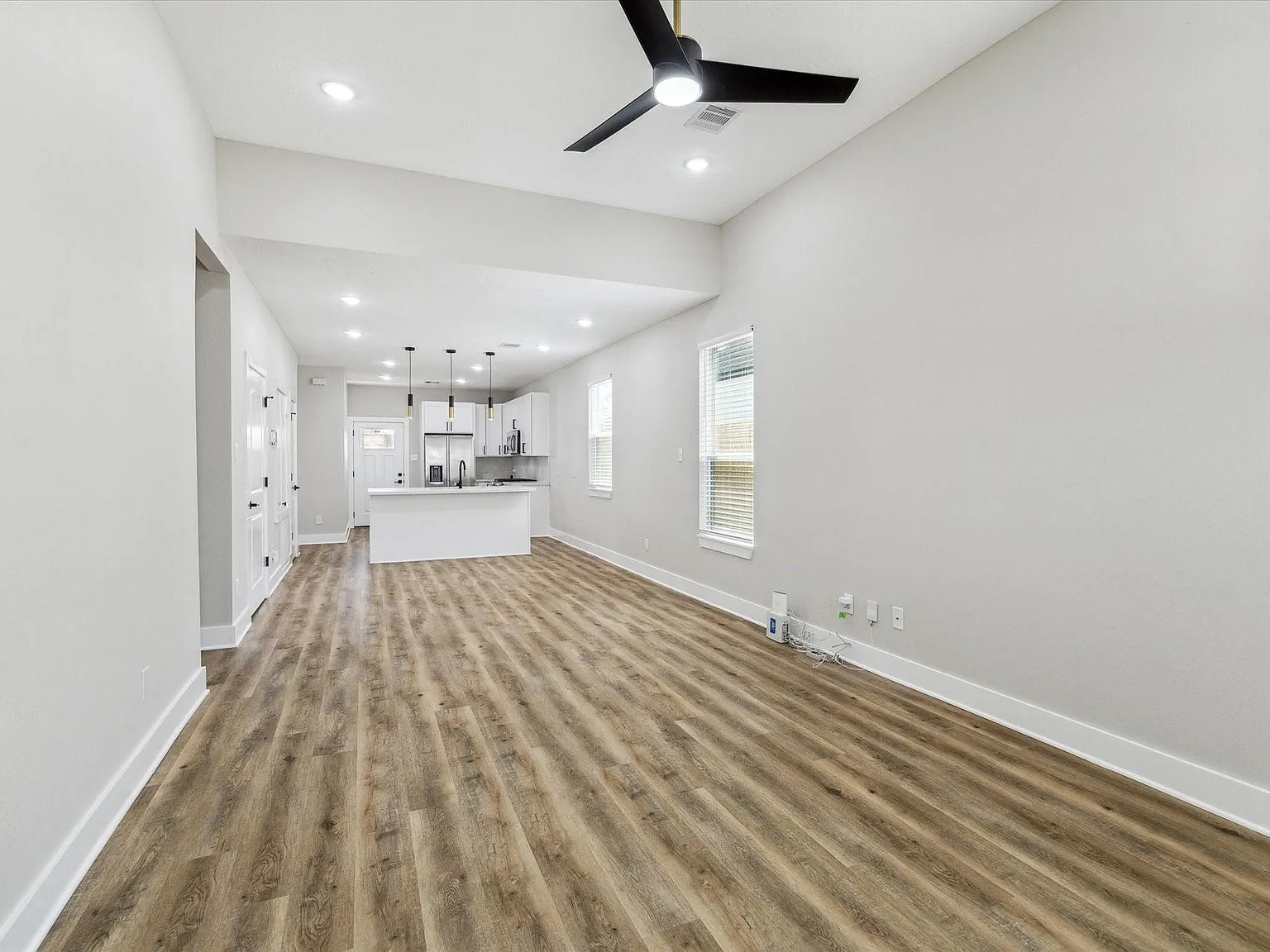3 bed, 2.5 bath, 1550 sqft, $2,000 — Photo 2