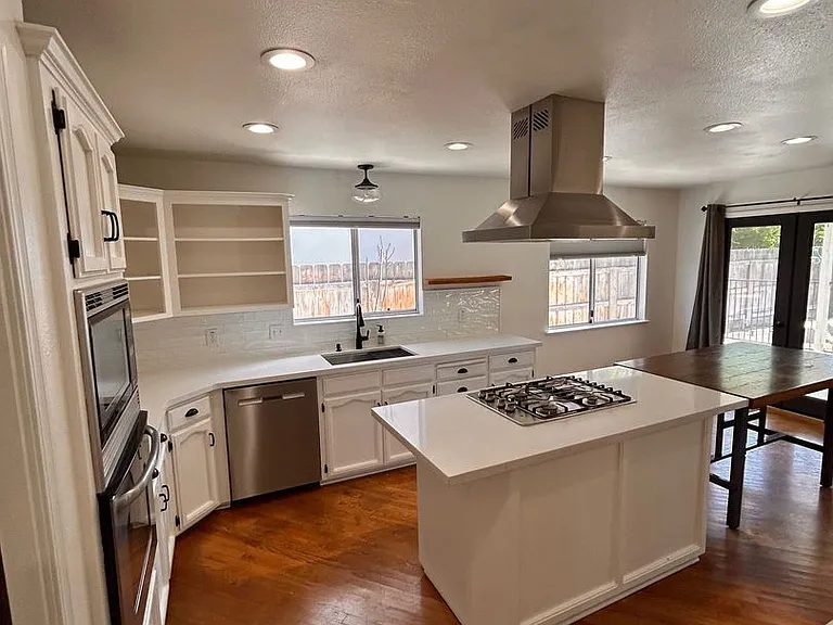 4033 W Douglas Ave — Photo 8