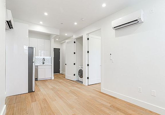 4th image of 1114 Putnam Ave #2B