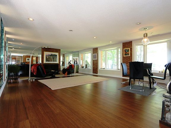 5th image of 3200 Lakeshore Dr