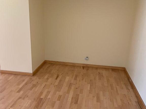 2nd image of 21W581 North Ave APT 11