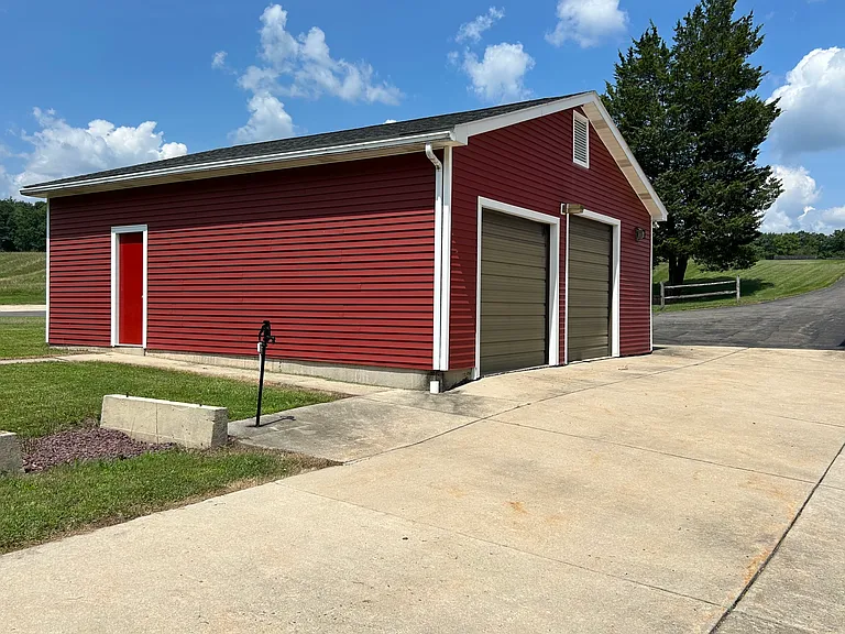 438 Jamestown Dr — Photo 4