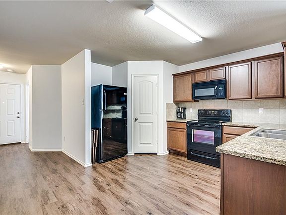 5th image of 2110 Meadow Park Dr