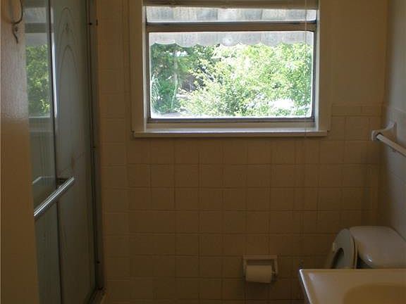 5th image of 1701 Montrose Dr