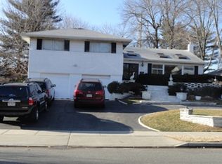 127 Shrub Hollow Rd, Roslyn, NY 11576