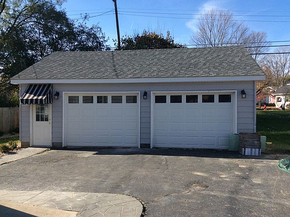 Has it's own commode