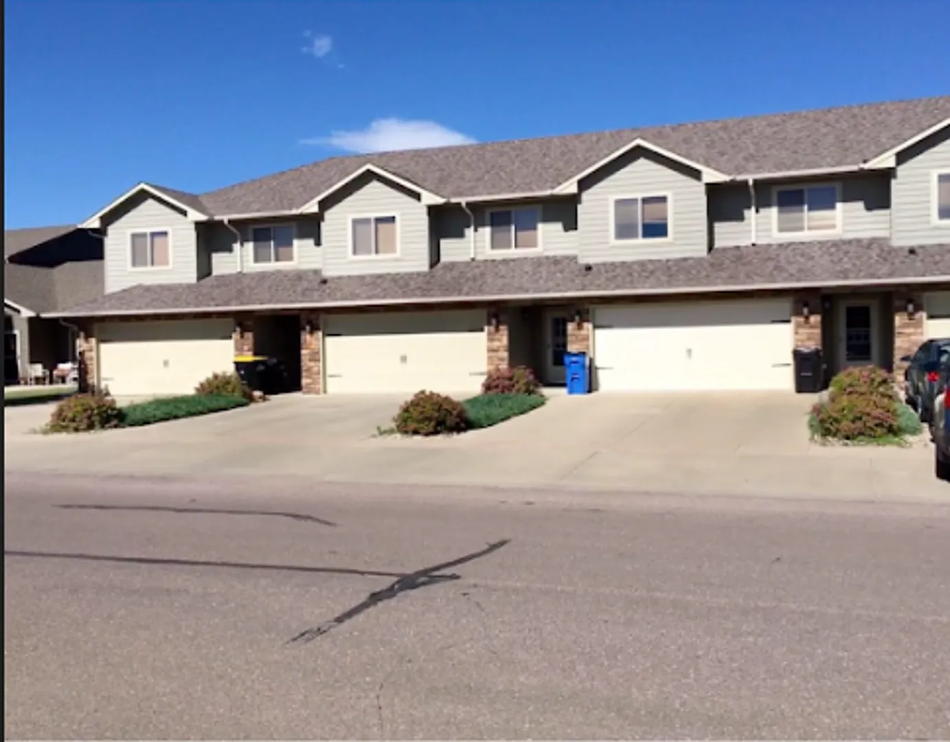 Beautiful West Side 3 Bed/2.5 Bath Townhome! — Photo 1