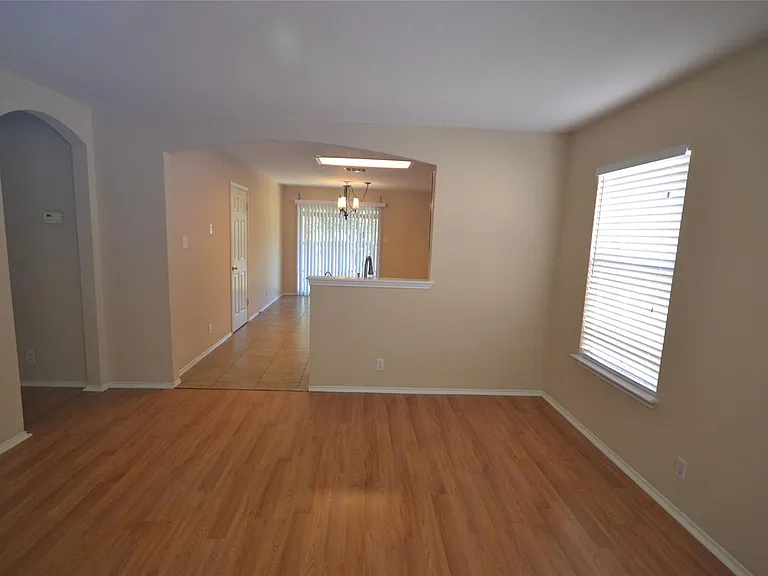 200 Lombard Dr — Photo 6