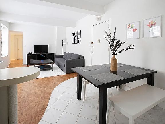 3rd image of 150 W 51st St APT 1222