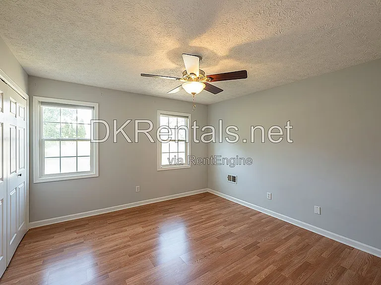 114 Eagle Glen Dr — Photo 2