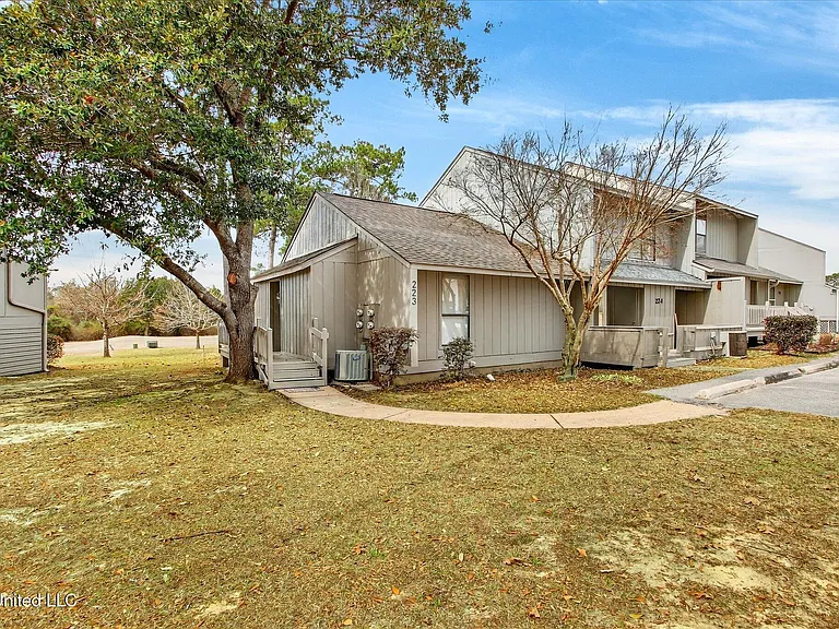 223 Highpoint Dr — Photo 2