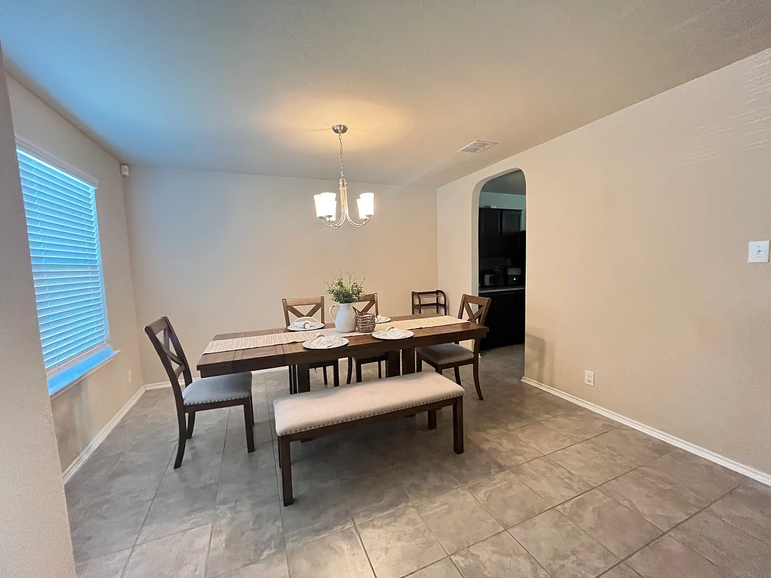 5 bed, 2.5 bath, 2544 sqft, $2,200 — Photo 2