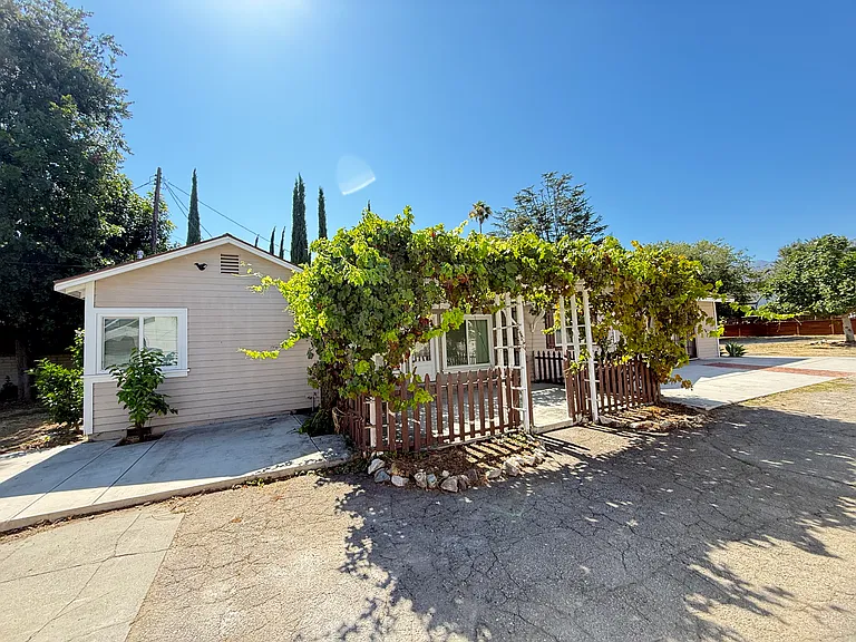 3944 Mountain View Ave — Photo 2