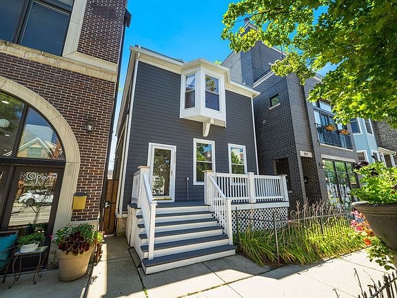 2nd image of 2215 W Roscoe St