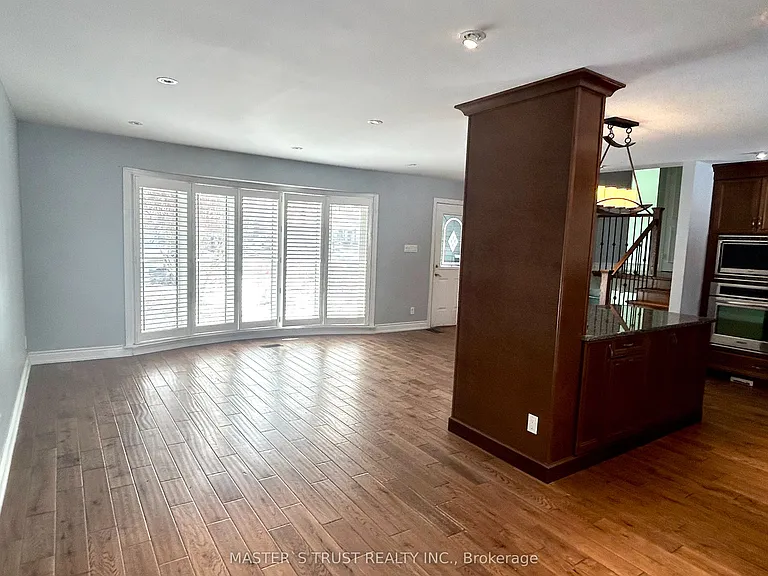 5183 Cherryhill Cres — Photo 9