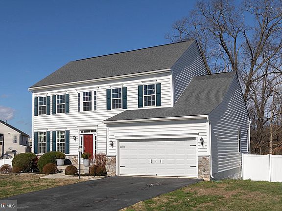 3rd image of 18 Summer Grove Dr