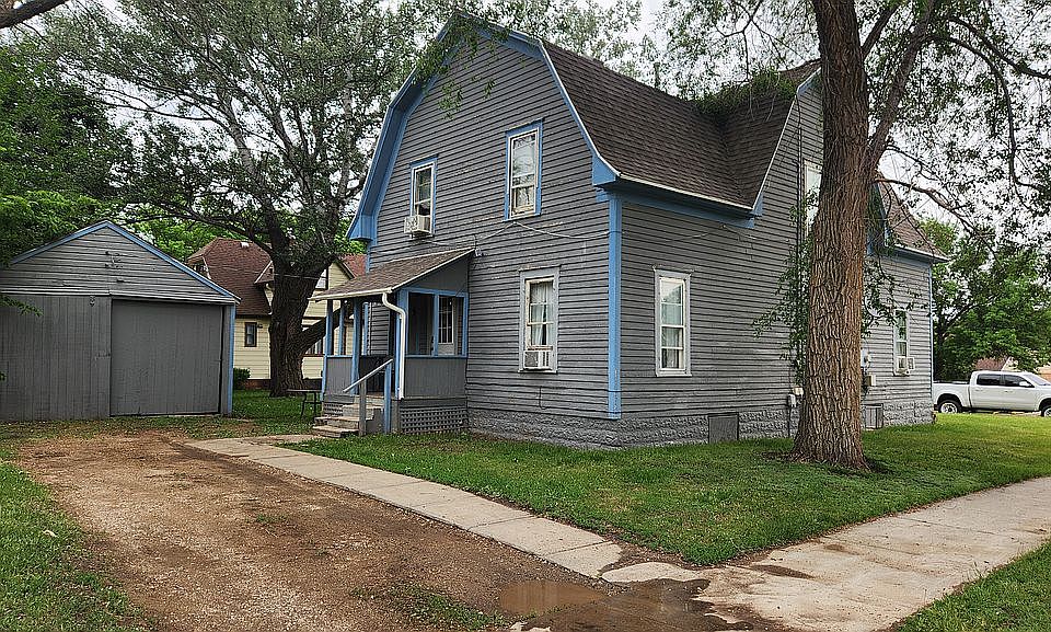 1st image of 942 E 3rd St