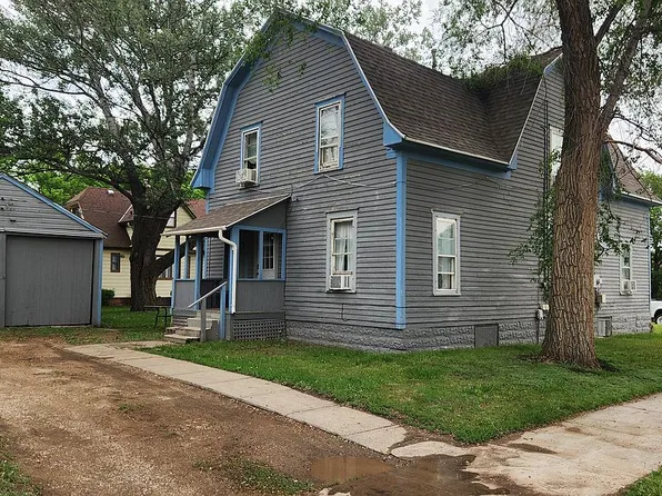 942 E 3rd St, Redfield, SD 57469