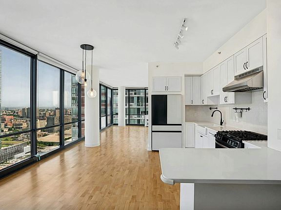 3rd image of 389 Washington St APT 33E