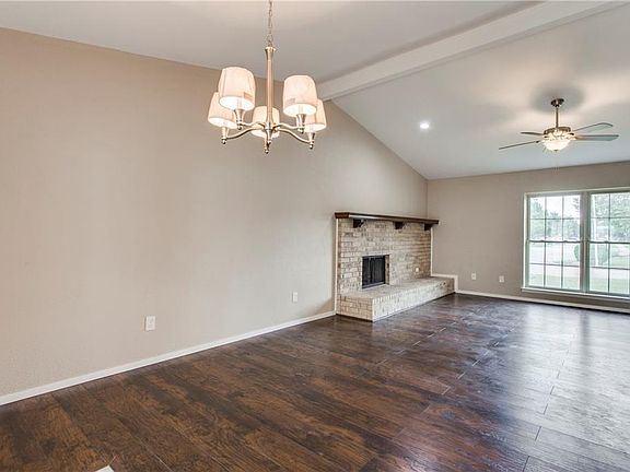 3rd image of 909 Melissa Ln