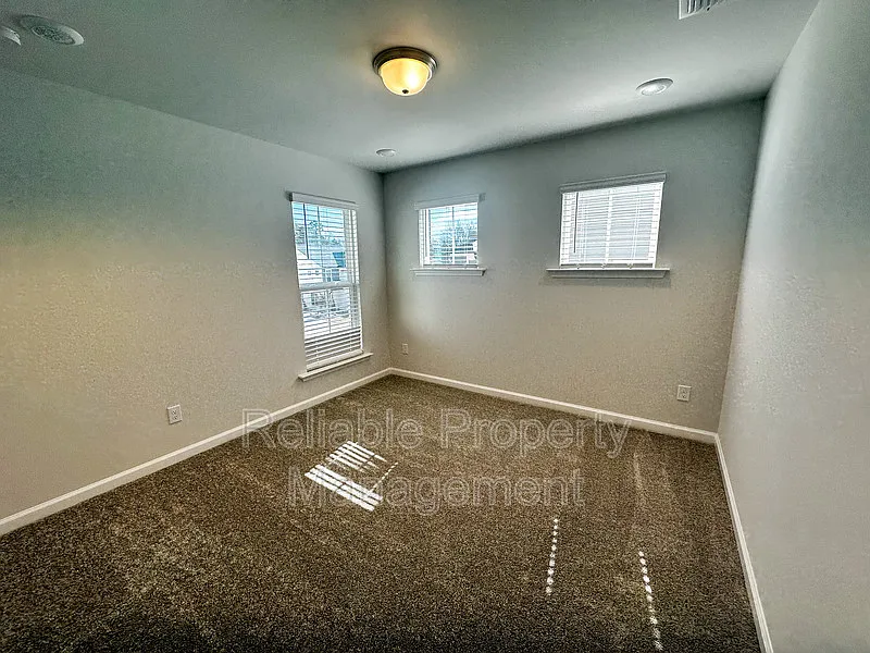 3 bed, 2.5 bath, 1805 sqft, $2,150 — Photo 2