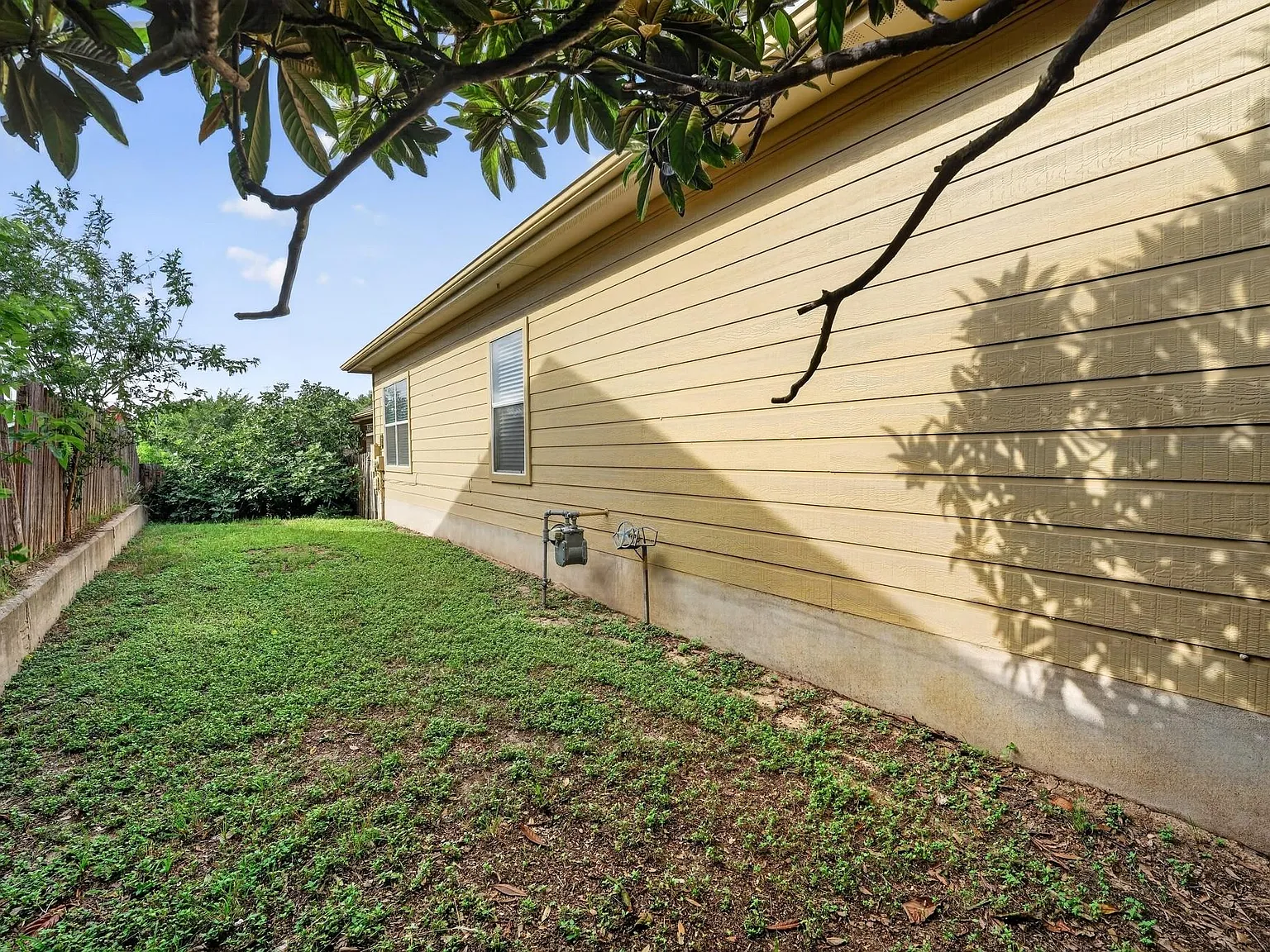 4 bed, 2.0 bath, 1080 sqft, $1,695 — Photo 3