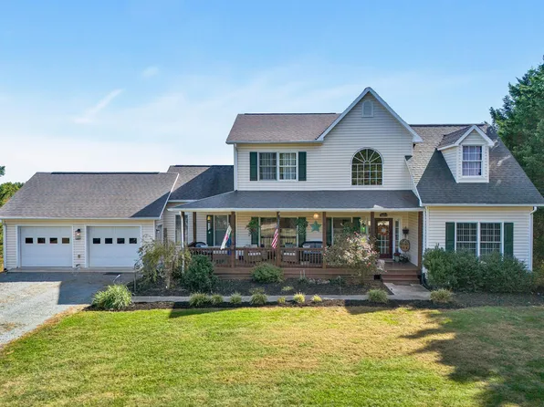 2638 Bluewater Dr, Moneta, VA 24121