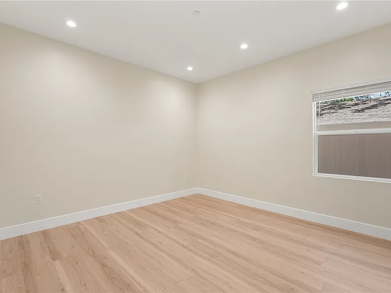 14924 Kittridge St — Photo 8
