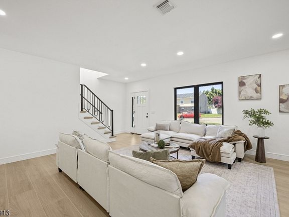 4th image of 24 Richard Scott Ct