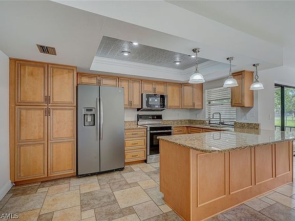 3rd image of 1029 SE 18th Pl