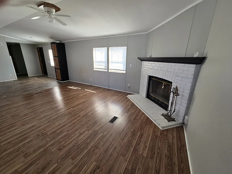 2103 Southwood St — Photo 2