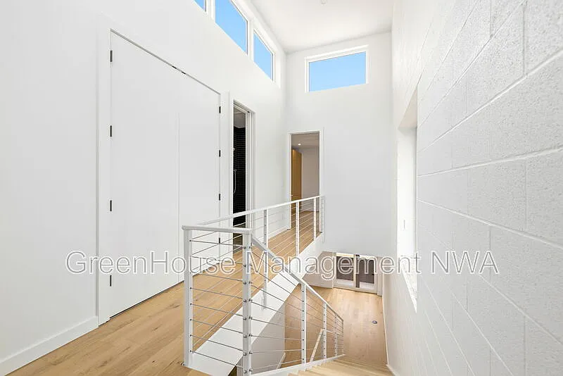 3 bed, 3.0 bath, 1900 sqft, $2,950 — Photo 2