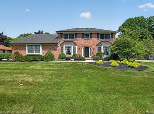 21500 Woodfarm Dr, Northville, MI 48167