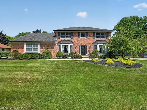 21500 Woodfarm Dr, Northville, MI 48167