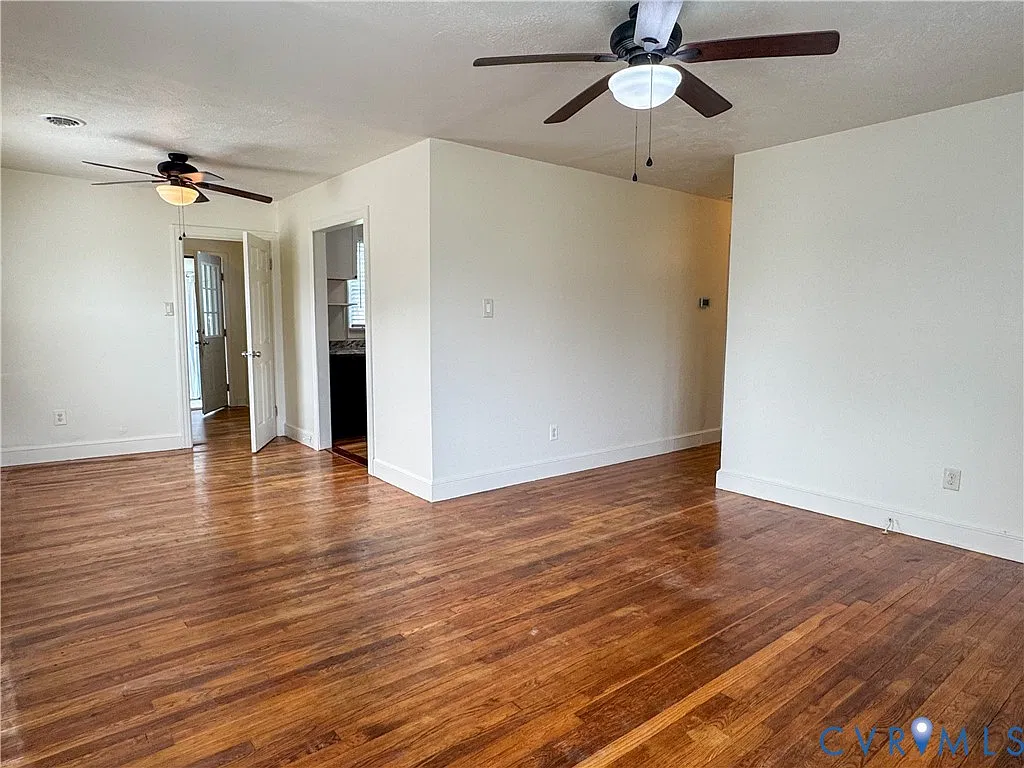 3 bed, 1.0 bath, 992 sqft, $2,041 — Photo 4